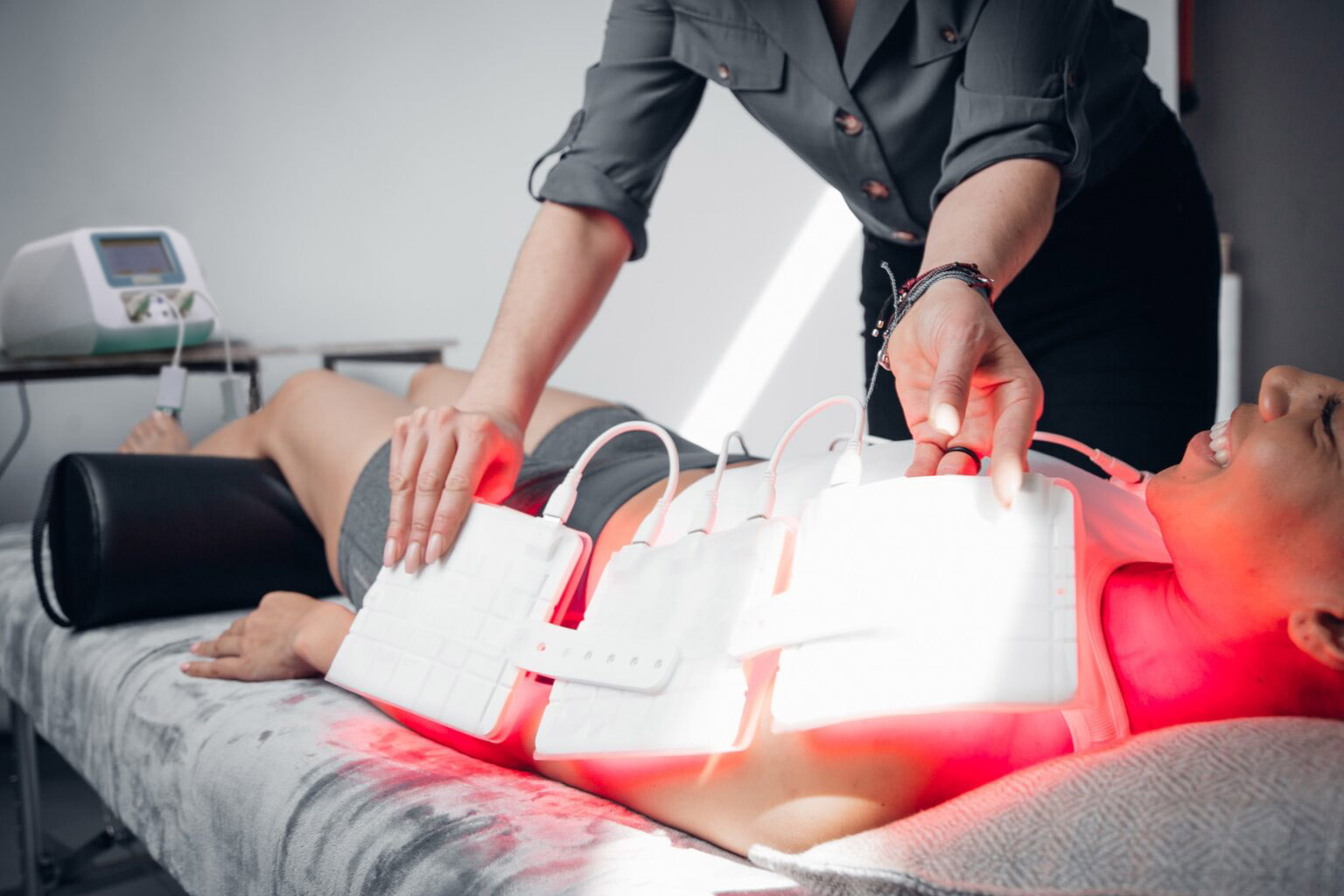 tPBM 調整與疼痛感受相關大腦網路示意圖